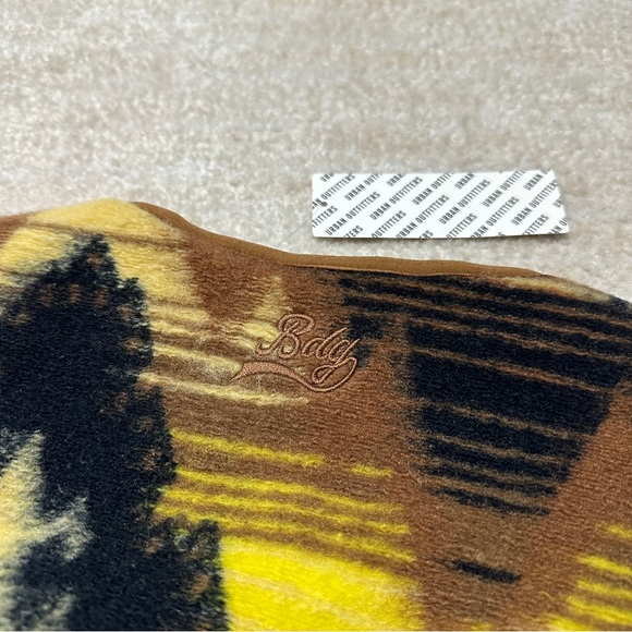 BDG Urban Outfitters Men's Medium Navajo Sweater Vest Aztec Print Yellow NWT - Picture 7 of 7